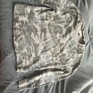 Universal thread camo crop sweatshirt